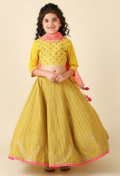 Shine Bright this Navaratri: Discover Fabindia's ‘Svarnim’ Styling Tips!