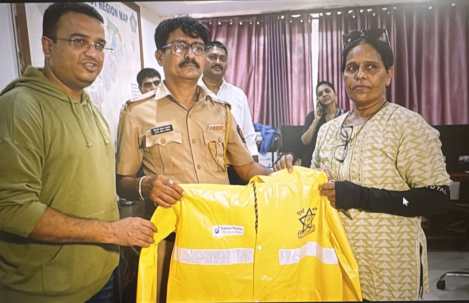 Insurance Awareness Committee (IAC-Life) Donates 400 Raincoats to Mumbai Traffic Police for Ganpati Visarjan Day 